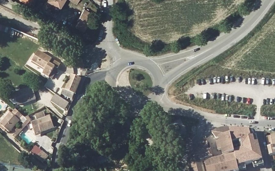 Vue aérienne du Rond-point anonyme n°151644347