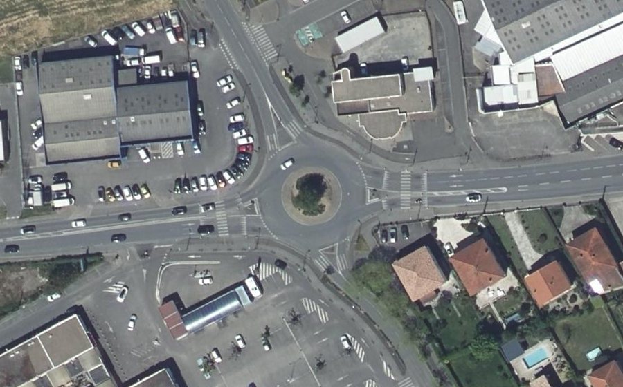 Vue aérienne du Rond-point anonyme n°151651787