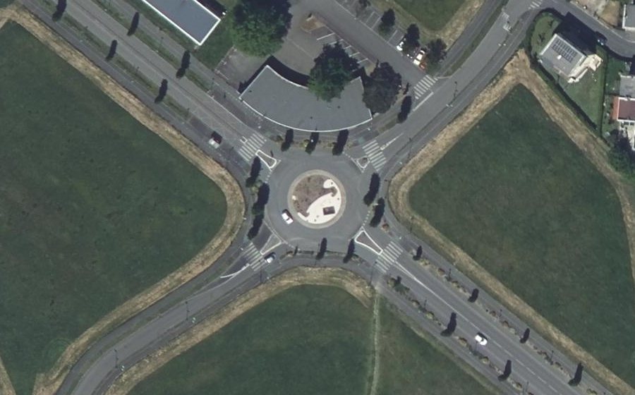 Vue aérienne du Rond-point anonyme n°151651803