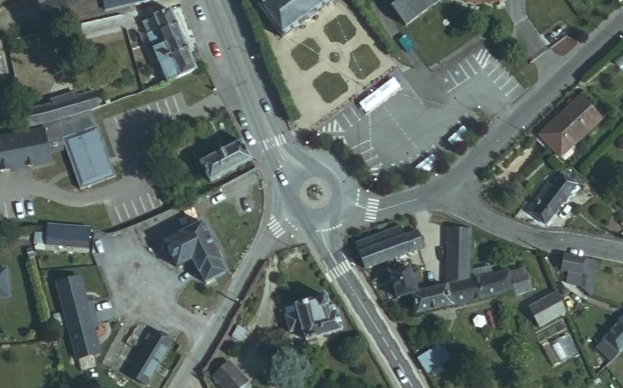Vue aérienne du Rond-point anonyme n°151667426