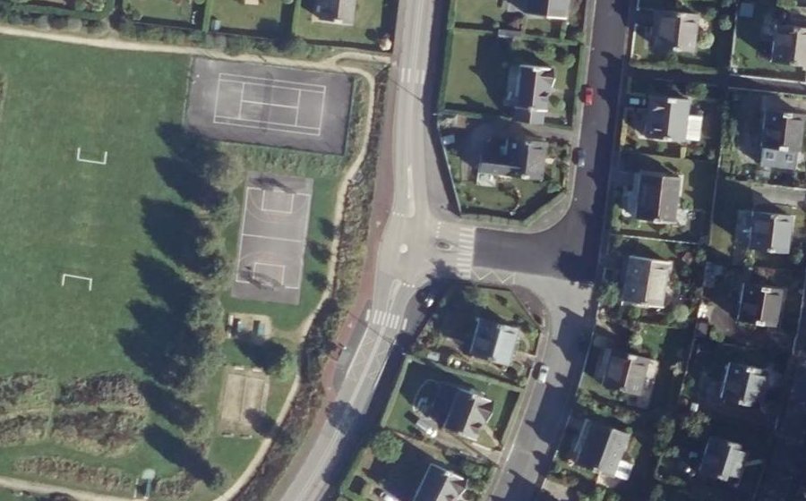 Vue aérienne du Rond-point anonyme n°151670981