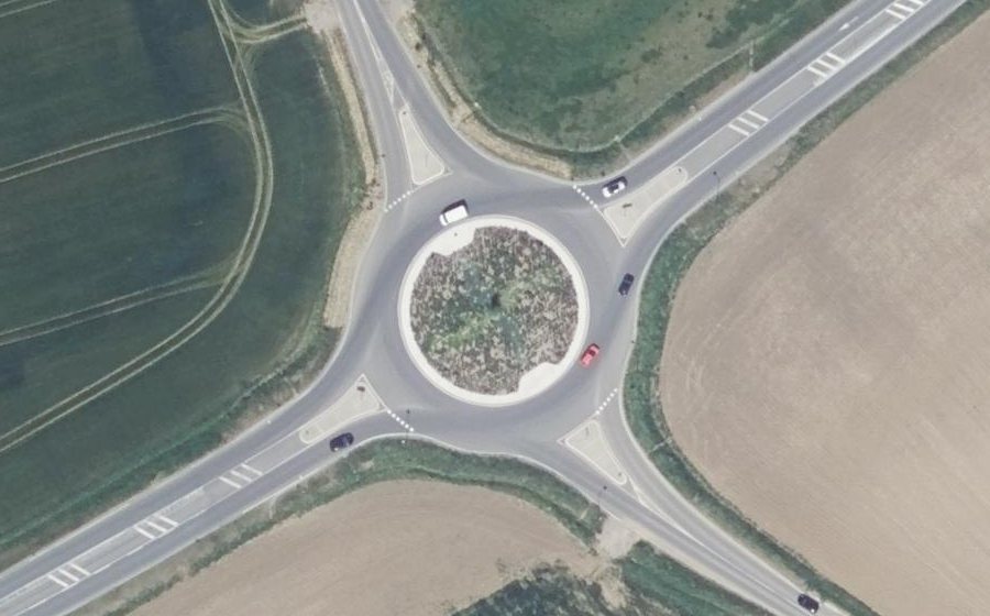 Vue aérienne du Rond-point anonyme n°151671944