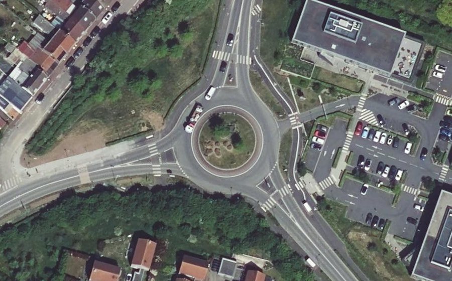 Vue aérienne du Rond-point anonyme n°151816935