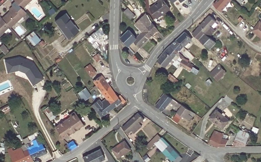 Vue aérienne du Rond-point anonyme n°151830720