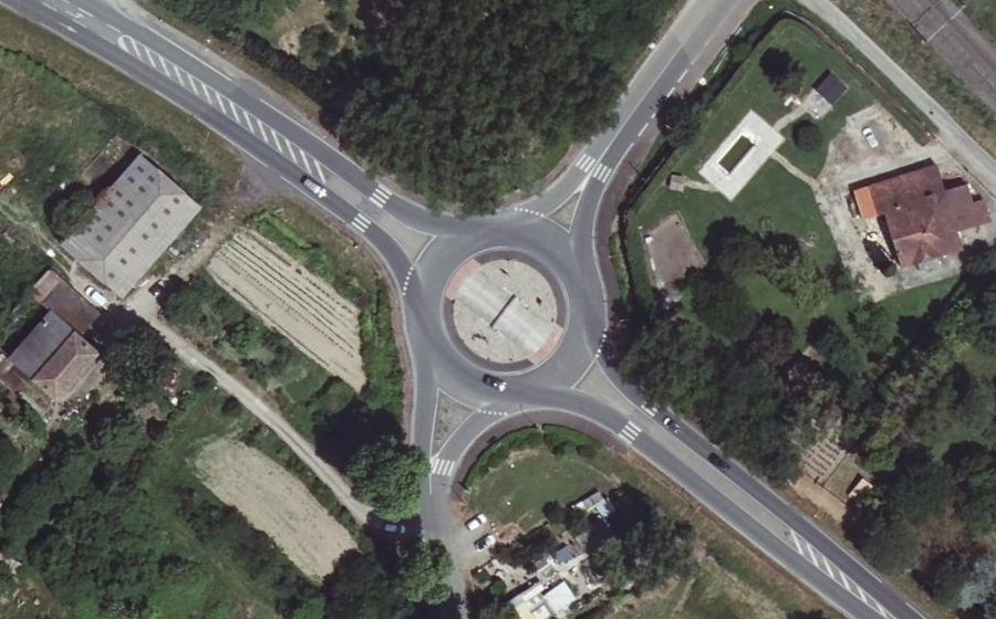 Vue aérienne du Rond-point anonyme n°151850488