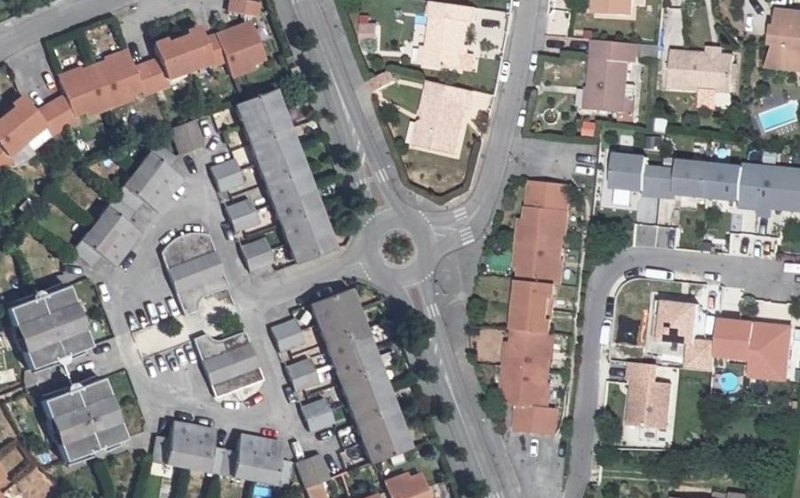 Vue aérienne du Rond-point anonyme n°151853889