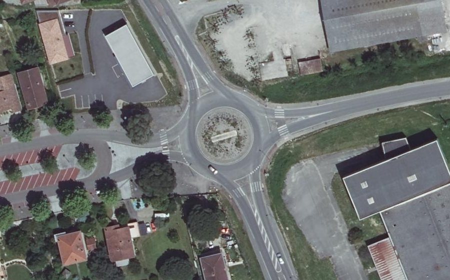 Vue aérienne du Rond-point anonyme n°151862133