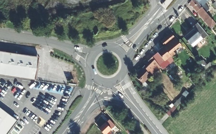 Vue aérienne du Rond-point anonyme n°151866698