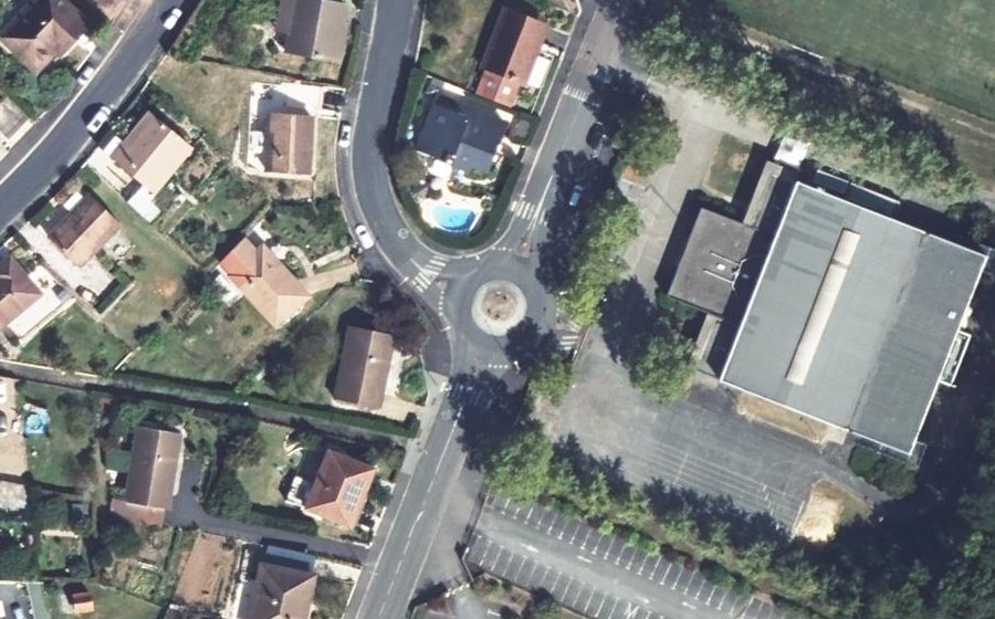 Vue aérienne du Rond-point anonyme n°151868729