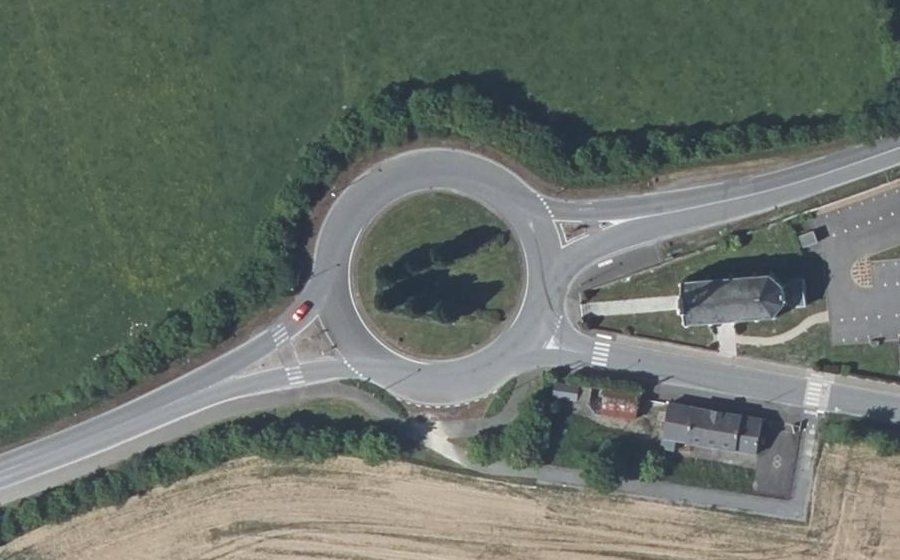 Vue aérienne du Rond-point anonyme n°151886496