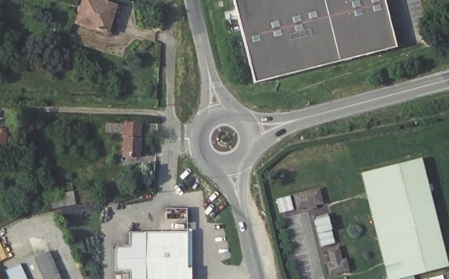 Vue aérienne du Rond-point anonyme n°151889394