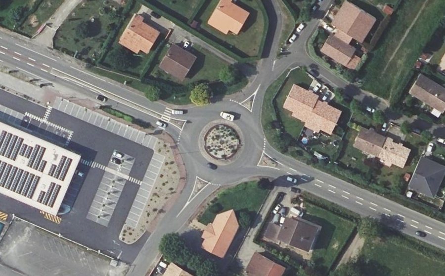 Vue aérienne du Rond-point anonyme n°151894840