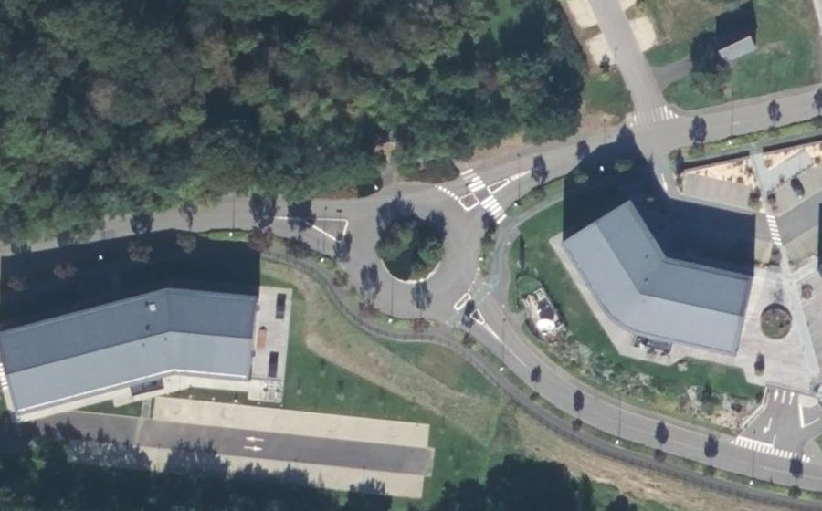Vue aérienne du Rond-point anonyme n°151929925