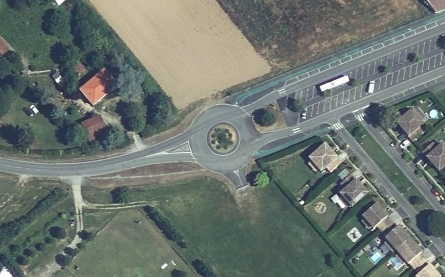 Vue aérienne du Rond-point anonyme n°151956290