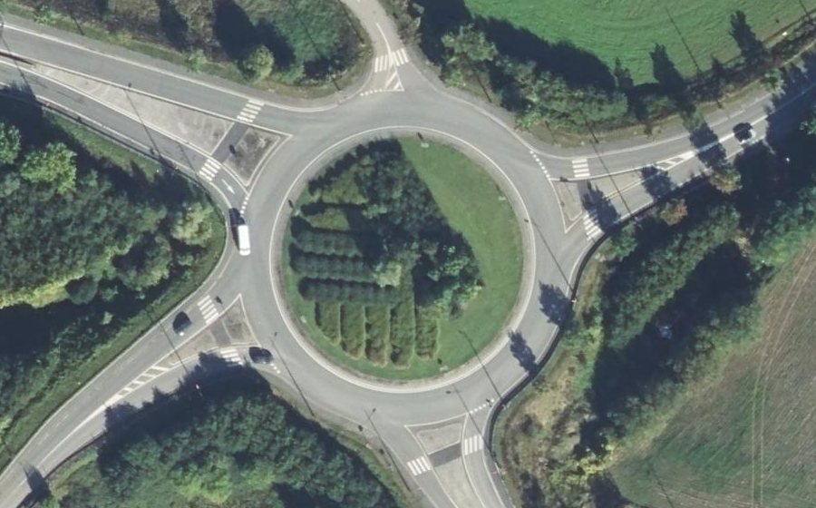 Vue aérienne du Rond-point anonyme n°151993036