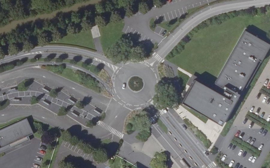 Vue aérienne du Rond-point anonyme n°152046782