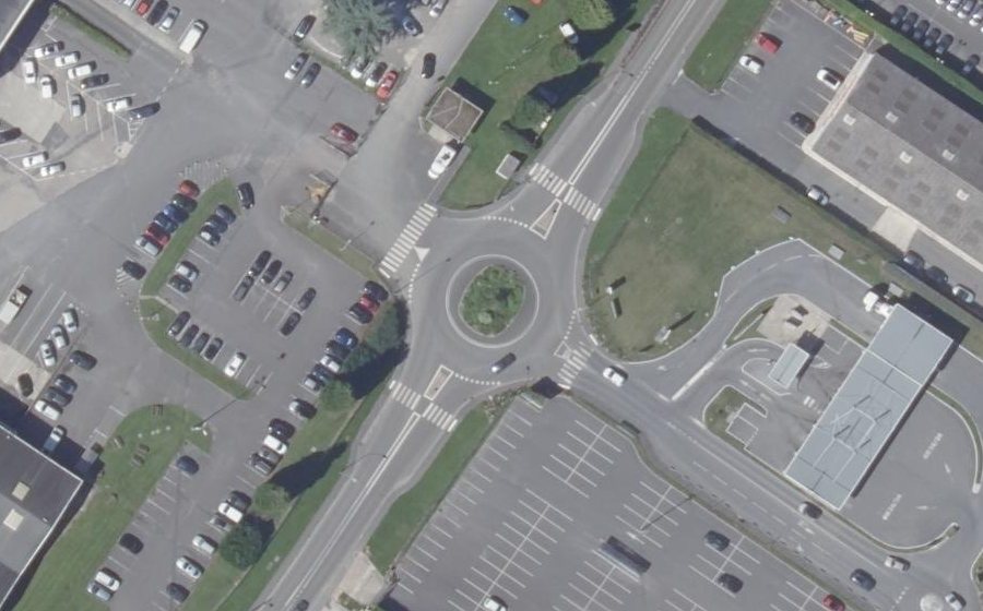 Vue aérienne du Rond-point anonyme n°152046790