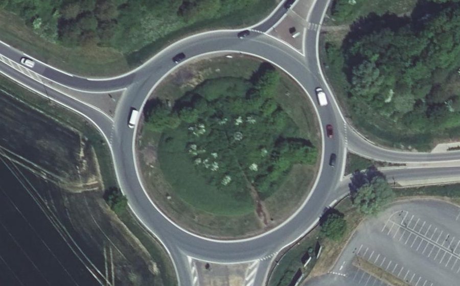 Vue aérienne du Rond-point anonyme n°152107265