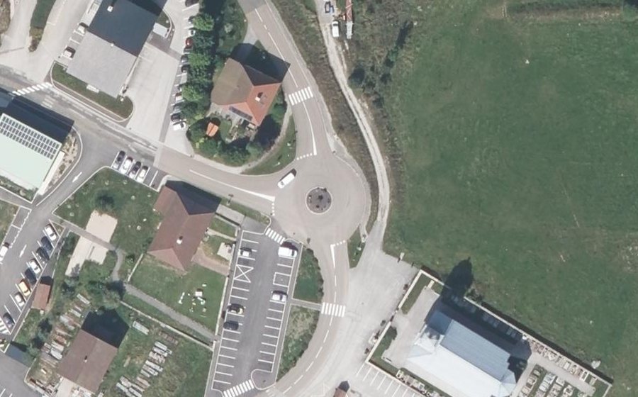 Vue aérienne du Rond-point anonyme n°152132912