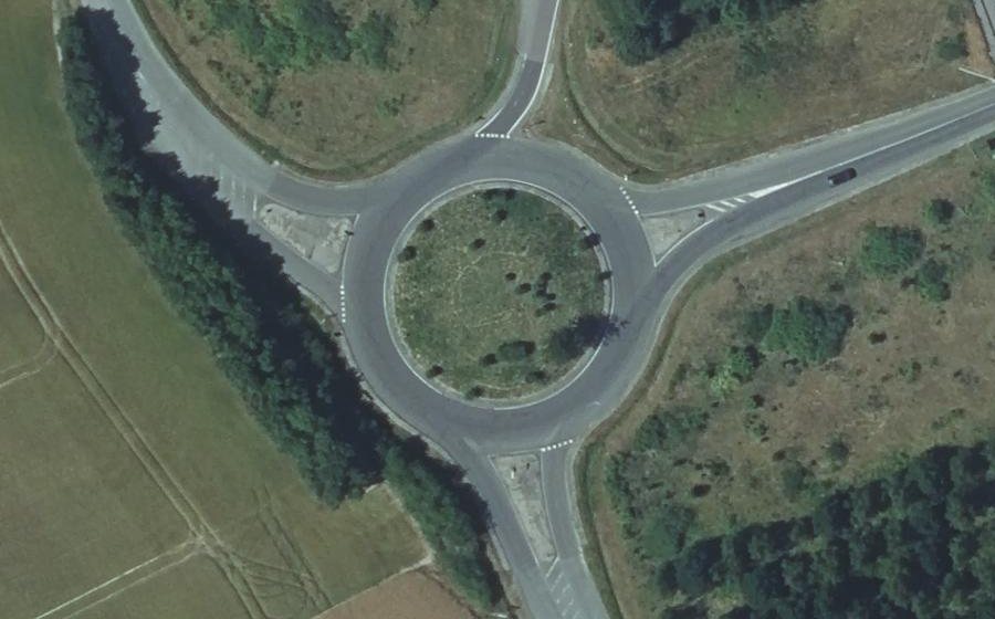 Vue aérienne du Rond-point anonyme n°152178900