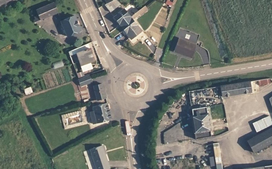 Vue aérienne du Rond-point anonyme n°152251368