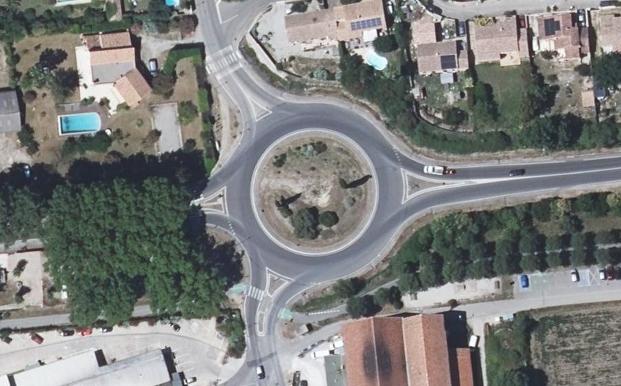 Vue aérienne du Rond-point anonyme n°152272059