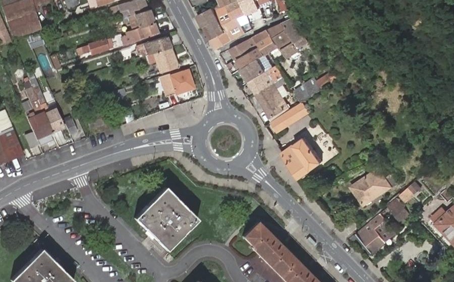 Vue aérienne du Rond-point anonyme n°152276898