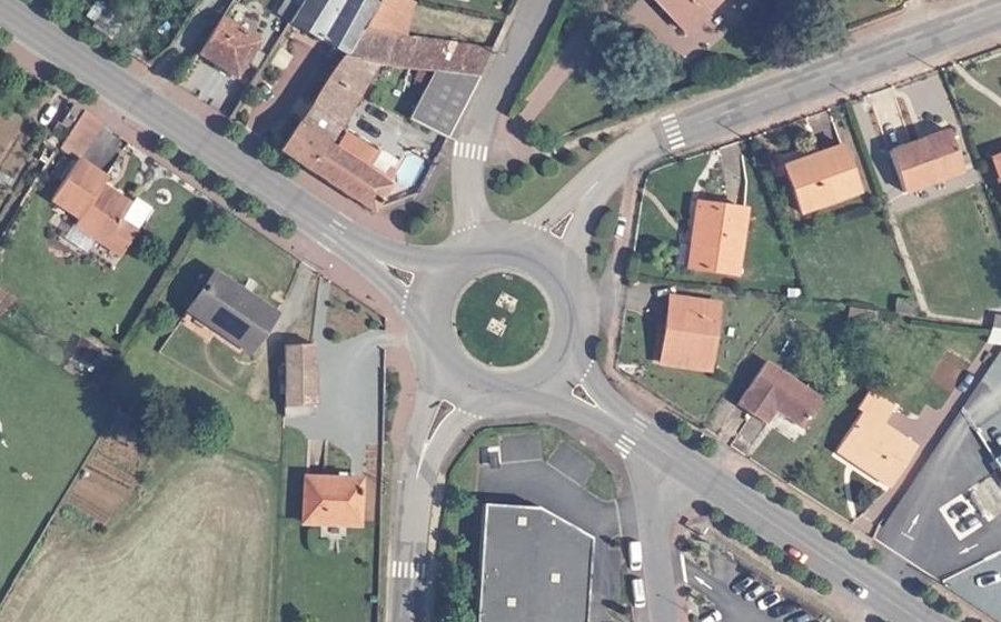 Vue aérienne du Rond-point anonyme n°152277560