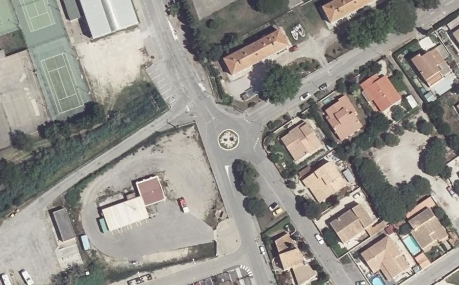 Vue aérienne du Rond-point anonyme n°152277846