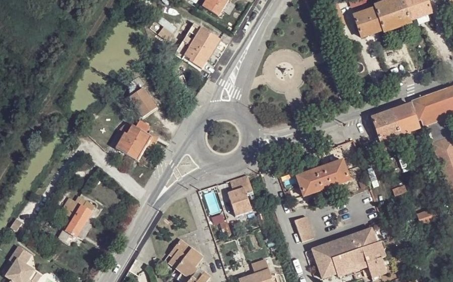 Vue aérienne du Rond-point anonyme n°152277847