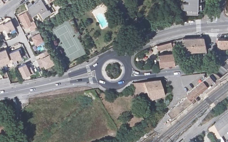 Vue aérienne du Rond-point anonyme n°152349208