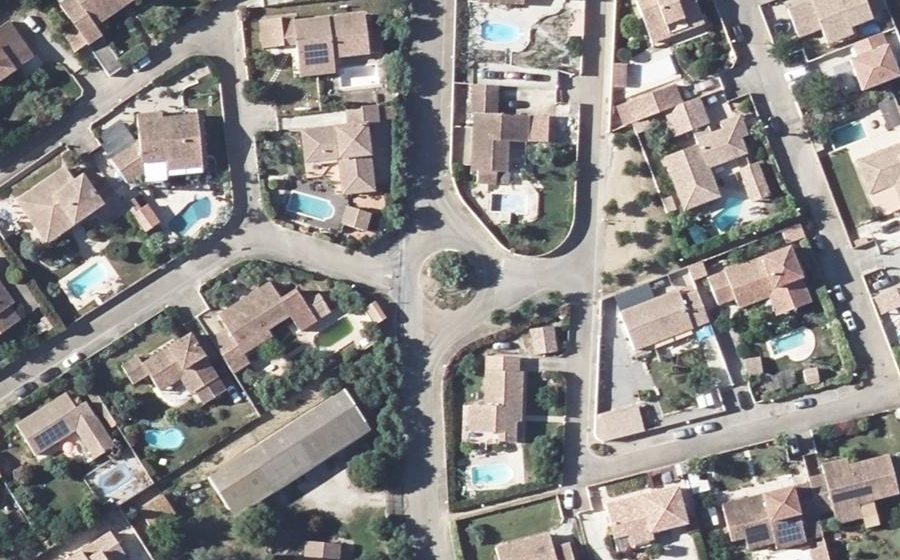 Vue aérienne du Rond-point anonyme n°152411798