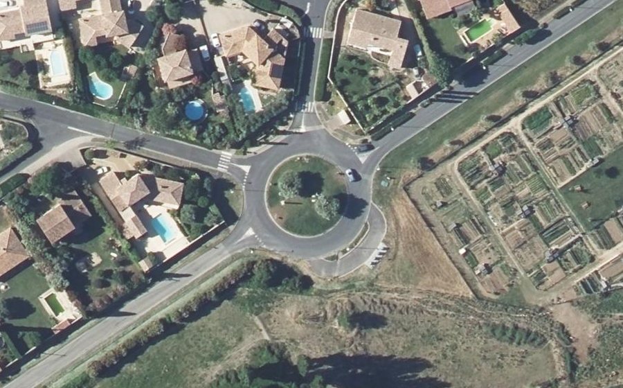 Vue aérienne du Rond-point anonyme n°152411799