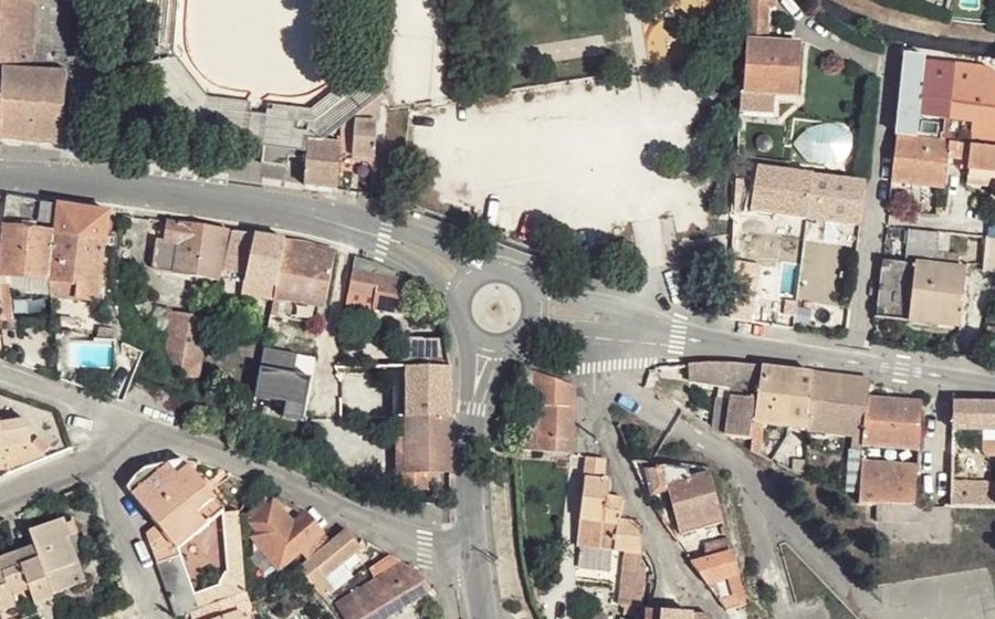 Vue aérienne du Rond-point anonyme n°1524342520