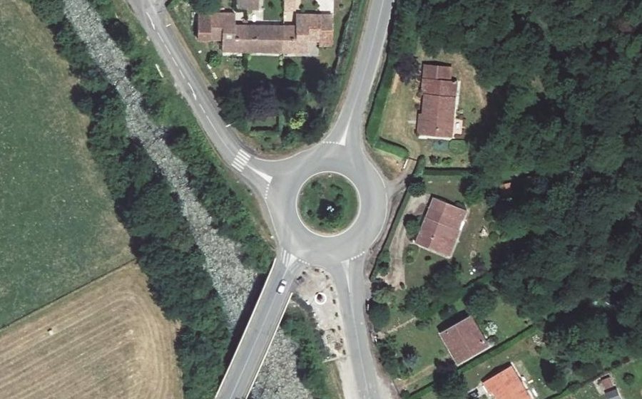 Vue aérienne du Rond-point anonyme n°152444929