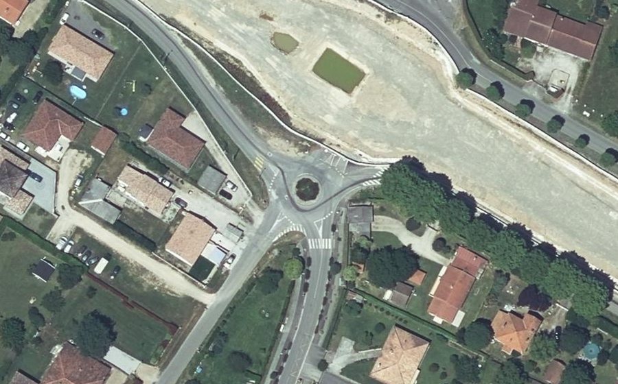 Vue aérienne du Rond-point anonyme n°152529704