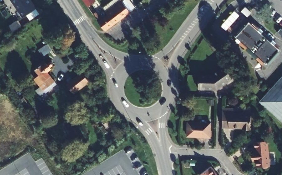 Vue aérienne du Rond-point anonyme n°152597295