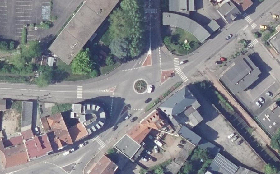 Vue aérienne du Rond-point anonyme n°152689645