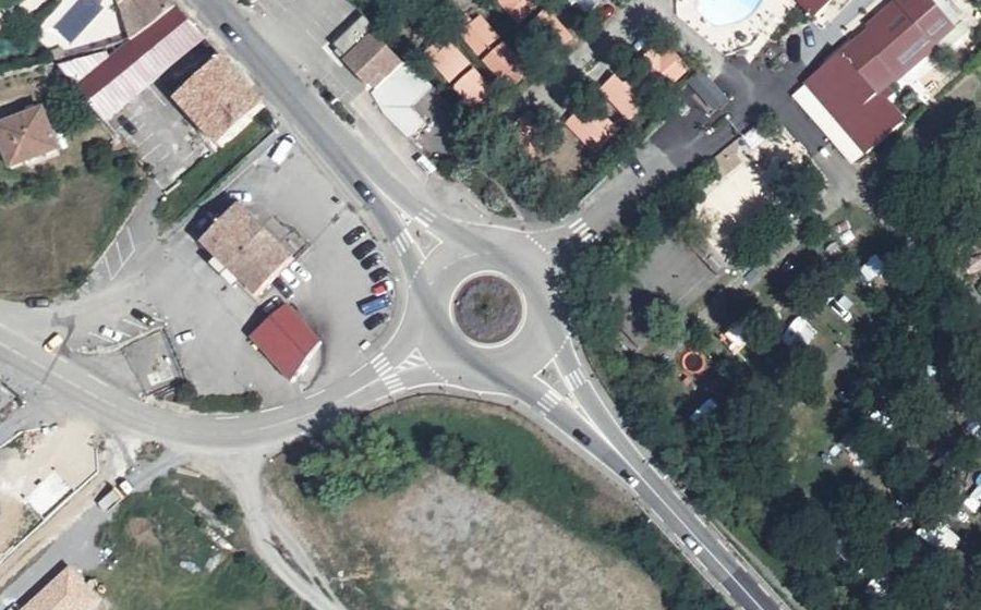 Vue aérienne du Rond-point anonyme n°152794533