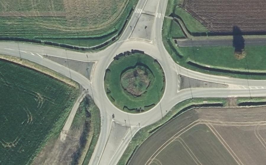 Vue aérienne du Rond-point anonyme n°152828770