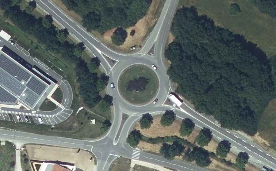 Vue aérienne du Rond-point anonyme n°152844223