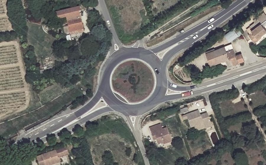 Vue aérienne du Rond-point anonyme n°152857982