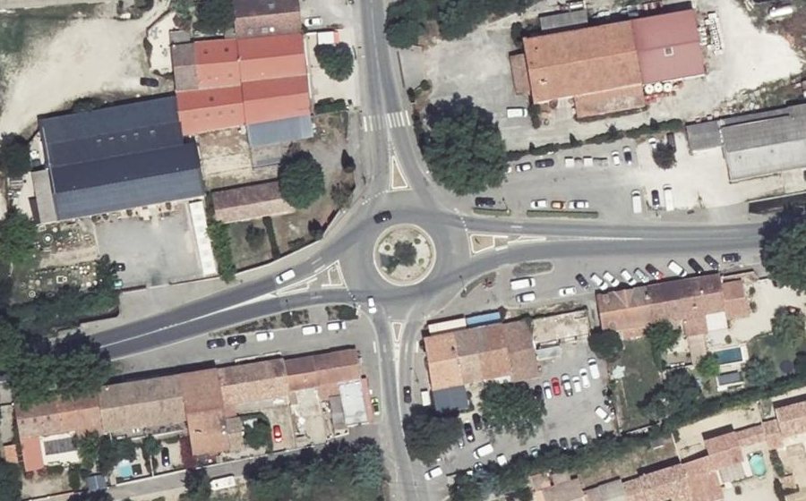 Vue aérienne du Rond-point anonyme n°152861129