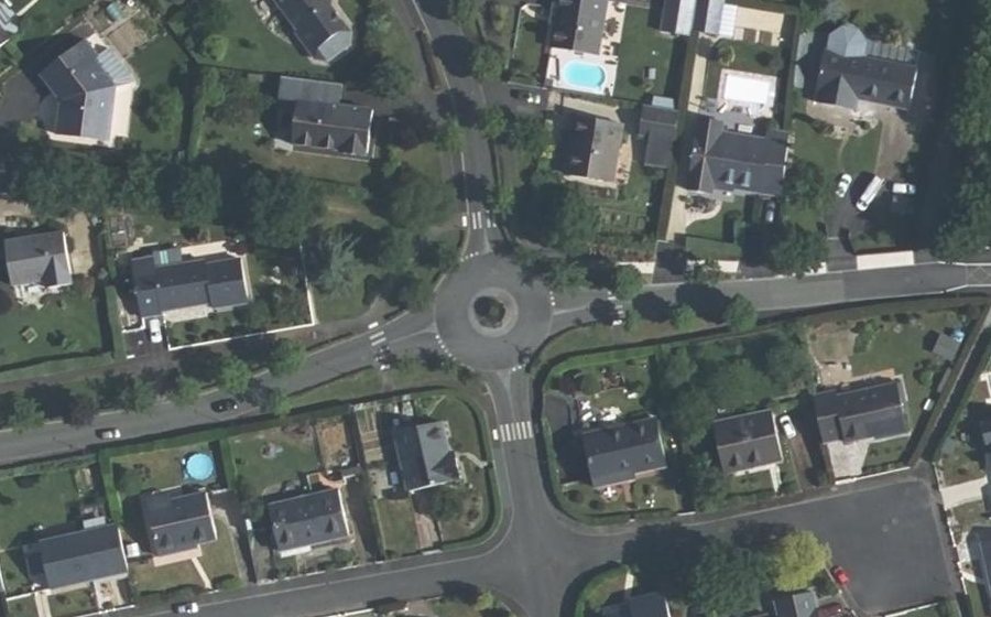 Vue aérienne du Rond-point anonyme n°152871418