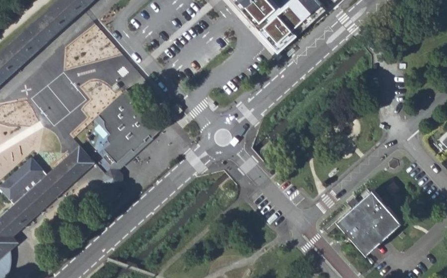 Vue aérienne du Rond-point anonyme n°152969197