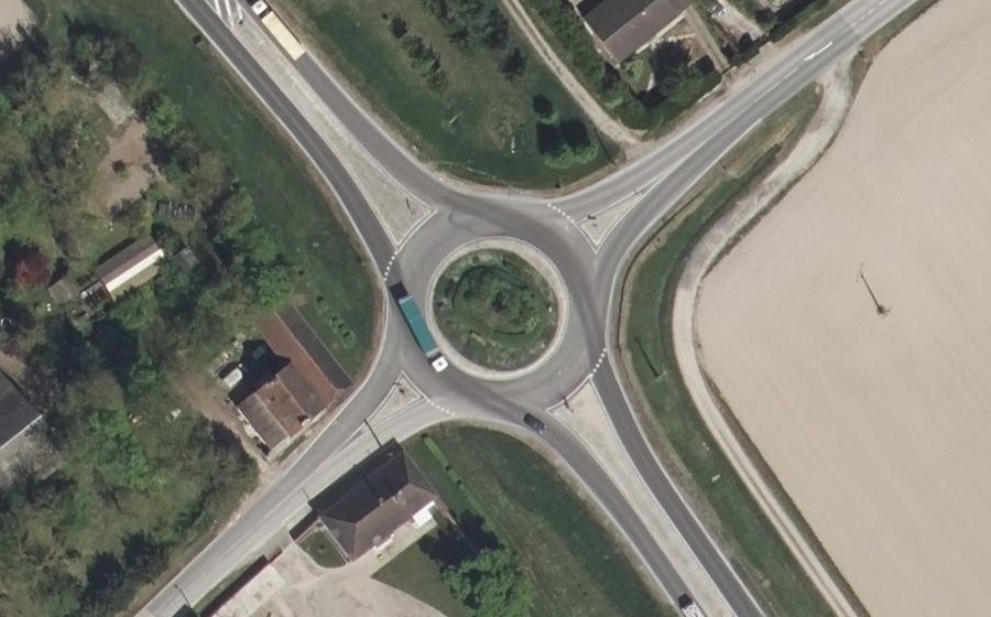 Vue aérienne du Rond-point anonyme n°153026525