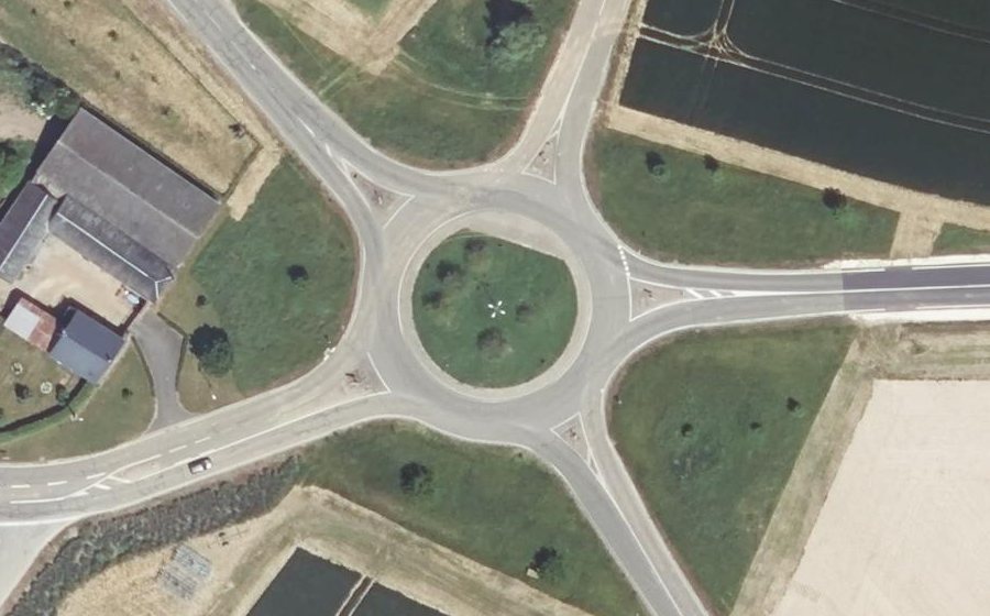 Vue aérienne du Rond-point anonyme n°153063646