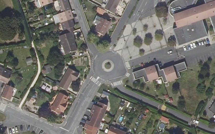 Vue aérienne du Rond-point anonyme n°153078060