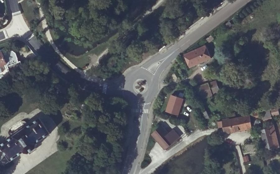 Vue aérienne du Rond-point anonyme n°1531215670
