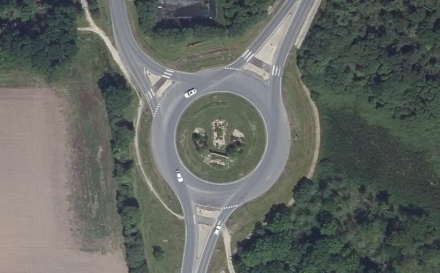 Vue aérienne du Rond-point anonyme n°153225874